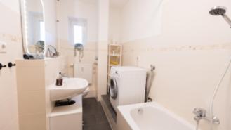 24-square-meter unfurnished room in a 3-person shared apartment available November 1 in Hamburg-Harburg-Rathaus, right next to the S-Bahn station