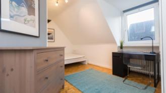 12-square-meter furnished room available in a 4-person shared apartment in Eppendorf, starting August 1