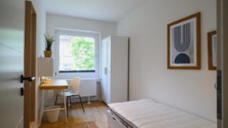 Furnished 8-square-meter room in a shared apartment—renovated—within walking distance of the popular Rüttenscheider Straße—available starting December 1.