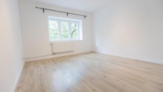 18.5-square-meter unfurnished room in a large 3-person shared apartment, available October 1 in Hamburg-Harburg (Rathaus)