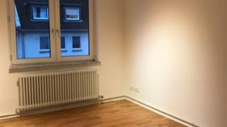 Unfurnished room in a 4-person shared apartment—full of natural light—16 m²—near the University Hospital—available November 1.